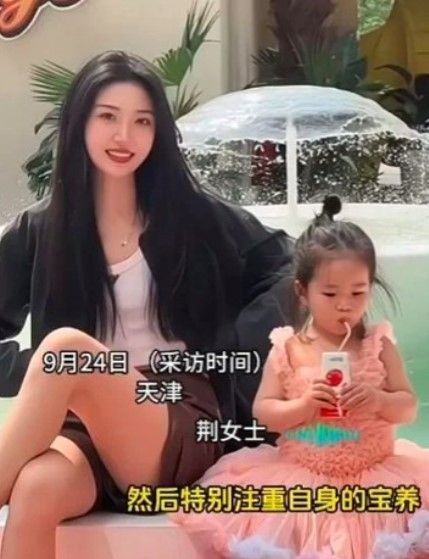 중국에서 어린 손녀와 함께 촬영한 영상을 올린 여성이 동안 미모로 화제를 모으고 있다. [사진출처=웨이보 캡처]