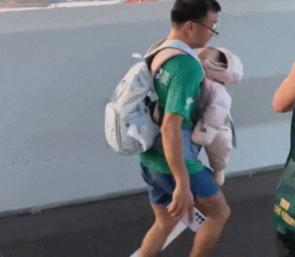 중국인 남성 A씨가 신생아를 안고 달리는 모습. /X(옛 트위터)