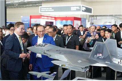 인터뷰하는 강구영 KAI 사장(랑카위=연합뉴스) 지난 20일(현지시간) 말레이시아 랑카위에서 열린 방산전시회 'LIMA 2025'를 찾은 안와르 이브라힘 말레이시아 총리(파란색 정장)에게 강구영 한국항공우주산업(KAI) 사장이 국내에서 개발한 KF-21의 모형 앞에서 설명하고 있다. [한국항공우주산업 제공] 2025.5.22