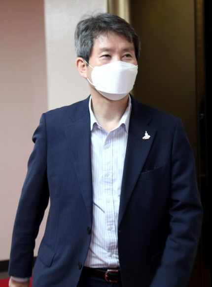 - 이인영 통일부 장관이 24일 오전 정부서울청사에서 엘리베이터에서 내려 이동하고 있다. 2020.9.24 연합뉴스