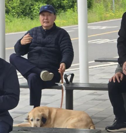 5일 서울 동작대교 부근 한강공원에서 포착된 윤석열 전 대통령. 온라인 커뮤니티 클리앙 캡처