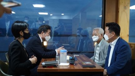 지난달 31일 이낙연 더불어민주당 전 대표(사진 왼쪽 끝) 가 송기인 신부(사진 오른쪽 끝)과 만찬을 나누기 전 대화를 하고 있다/사진제공=이낙연 캠프