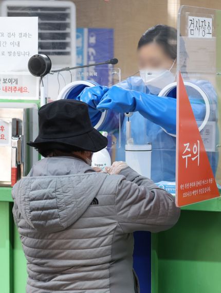 15일 서울 영등포구 여의도공원에 마련된 코로나19 임시선별진료소에서 의료진이 검체를 채취하고 있다. 질병관리청 중앙방역대책본부는 이날 0시 기준 코로나19 신규 확진자가 7만2883명, 위중증 환자는 412명, 사망자는 39명 발생했다고 밝혔다. 신규확진자 수는 전날(2만3765명) 대비 4만9118명 증가해 3배 가까이 급증했다. 사진=김범석 기자