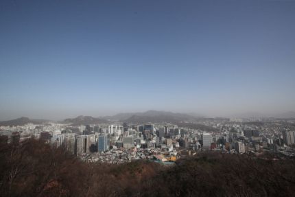 지난 16일 오전 서울 남산에서 바라본 서울시내의 모습. <한주형 기자>