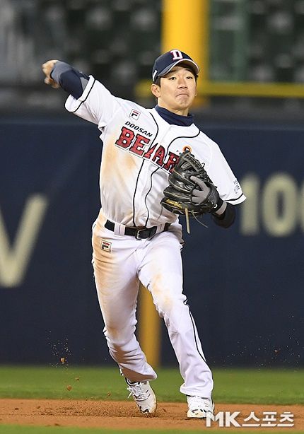 두산 베어스 내야수 안재석이 1일 SSG 랜더스전에서 8회초 최정의 땅볼 타구를 처리하고 있다. 사진(서울 잠실)=천정환 기자