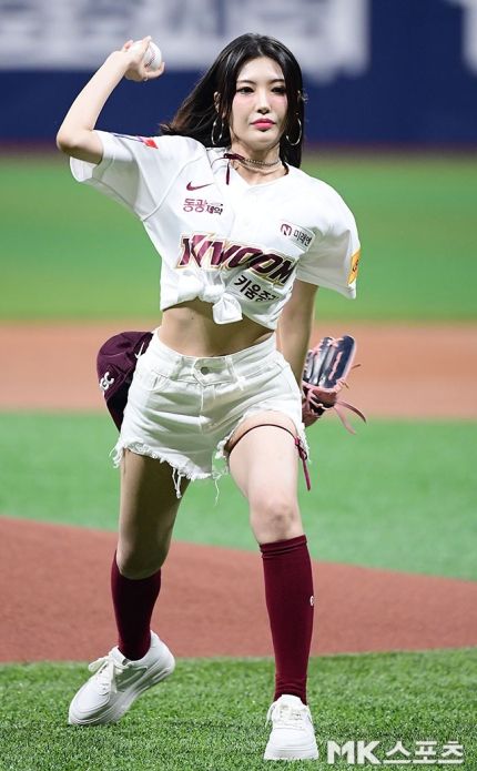 엑신 니즈가 섹시한 시구를 선보였다.사진=김영구 기자