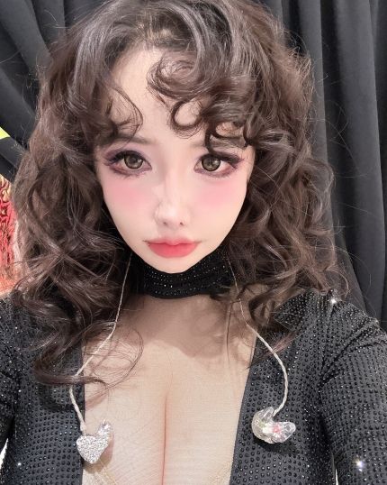 박봄은 블링블링한 블랙 무대 의상을 입고, 풍성하게 웨이브를 살린 헤어스타일과 또렷한 메이크업으로 무대 위 ‘봄’의 전성기를 제대로 보여줬다.사진=박봄 SNS