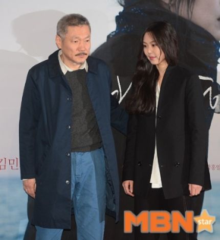 김민희와 홍상수 감독이 생후 3주 된 아들과 함께 미사호수공원에서 산책하는 모습이 포착됐다.사진=MBN스타 DB