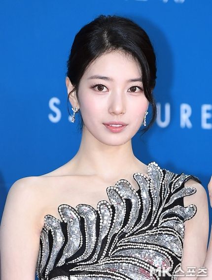 수지는 10년 연속 MC라는 상징적 기록과 함께, 한 폭의 그림 같은 드레스를 입고 레드카펫에 등장했다.사진=천정환 기자