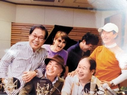 2009년 MBC의 ‘지금은 라디오 시대’에 출연한 쎄시봉 다섯 친구. 윗줄 왼쪽부터 조영남·최유라·윤형주·김세환. 아랫줄 왼쪽이 이장희, 오른쪽이 송창식. [사진 조영남]