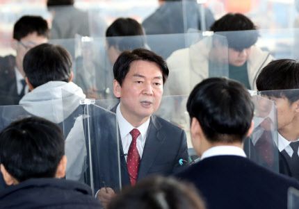 안철수 국민의당 대선후보가 23일 오후 모교인 부산 동구 부산고를 찾아 급식실에서 후배들과 이야기하고 있다.(사진=연합뉴스)