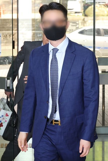 법원 출석하는 윤 모 전 통일교 세계본부장(서울=연합뉴스) 김주형 기자 = '건진법사 청탁' 의혹 윤 모 전 통일교 세계본부장이 30일 영장실질심사를 의해 서울중앙지법에 출석하고 있다. 2025.7.30 kjhpress@yna.co.kr