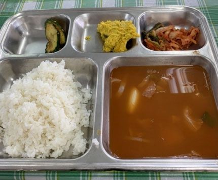 지난 6월 빈축을 산 경북의 한 예비군훈련장 급식 사진. [온라인 커뮤니티 캡처]