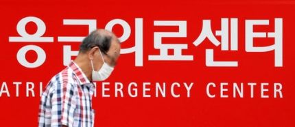 전공의 집단 휴진에 들어간 지난 7일 오전 서울 종로구 서울대병원에서 한 환자가 응급의료센터 앞을 지나고 있다. 뉴스1