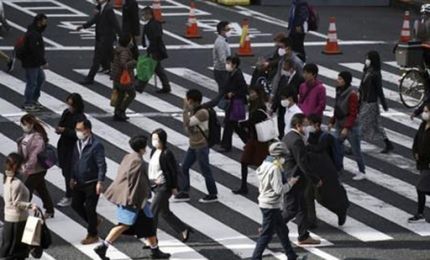 지난 9일 일본 수도 도쿄도(東京都)에서 사람들이 횡단보도를 건너고 있는 모습. 도쿄 AP=연합뉴스