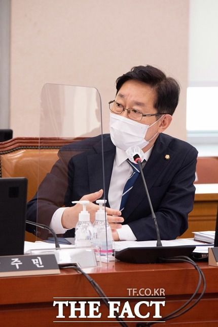 21일 국회 법제사법위원회 소속 박범계 더불어민주당 의원은 검찰에서 제출받은 '서울중앙지검 전파진흥원 진정사건 처분 결과증명서'를 공개했다. 증명서에 따르면 검찰은 지난해 5월 김재현 옵티머스자산운용 대표, 정영제 전 옵티머스자산운용대체투자 대표, 박준탁 전 엠지비파트너스 대표의 횡령 등 혐의에 대한 전파진흥원의 수사의뢰에 전원 무혐의 처분했다./박범계 의원실 제공