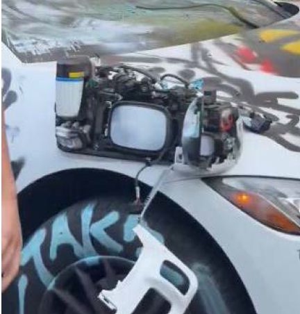 미국 LA 폭동에서 공격받은 웨이모 차량 센서가 파손된 모습. 미래에셋증권 보고서 캡쳐