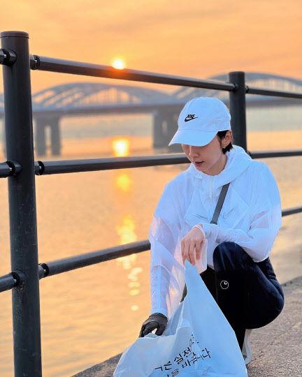 내 몸만큼 내가 사는 도시 건강을 비롯해 지구와 환경에 관심을 갖게 된 강이슬 작가는 조깅을 하며 쓰레기를 줍는 플로깅(plogging)을 한강변에서 직접 실천하며 꾸준히 SNS에 올려 많은 이들의 관심과 행동을 이끌어냈다. (사진=본인 제공).