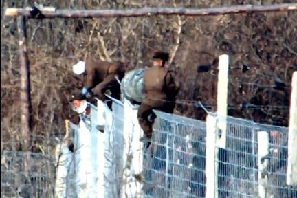 합참은 최근 북한군 활동자료를 27일 공개했다. 사진은 북한군이 동부전선 임시초소에 경계근무를 위해 투입되고 있는 모습. /합참