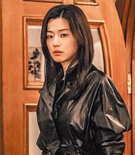 디즈니+ 시리즈 ‘북극성’에서 대통령 후보 피격 사건의 배후를 추적하는 전지현. /디즈니+