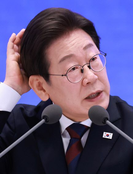 이재명 대통령이 3일 청와대 영빈관에서 ‘대통령의 30일, 언론이 묻고 국민에게 답하다’ 기자회견을 하며 취재진 질문에 답하고 있다. (사진=연합뉴스)