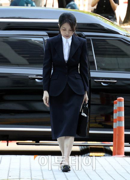 자본시장법 위반, 정치자금법 위반, 특정범죄 가중처벌법상 알선 수재 혐의를 받고 있는 김건희 여사가 12일 서울 서초동 서울중앙지방법원에 영장실질심사를 받기 위해 출석하고 있다. 사진 공동 취재단