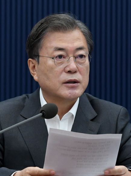 - 문재인 대통령이 1일 오전 청와대 여민관에서 열린 영상 국무회의에서 모두발언을  하고 있다. 2020. 12. 1 도준석 기자pado@seoul.co.kr
