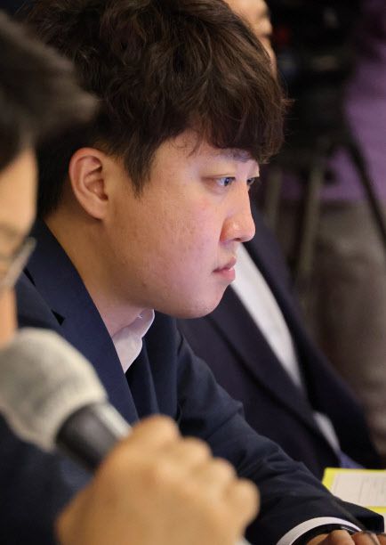 이준석 국민의힘 대표가 6일 서울 종로구 삼청동 총리공관에서 열린 윤석열 정부 첫 고위 당정 협의회에 참석해 있다. 이날 여당에서는 이준석 대표와 권성동 원내대표, 한기호 사무총장, 성일종 정책위의장, 정부에서는 한덕수 국무총리와 추경호 경제부총리, 방문규 국무조정실장, 대통령실에서는 김대기 대통령 비서실장과 이진복 정무수석, 최상목 경제수석이 참석했다. (사진=연합뉴스)