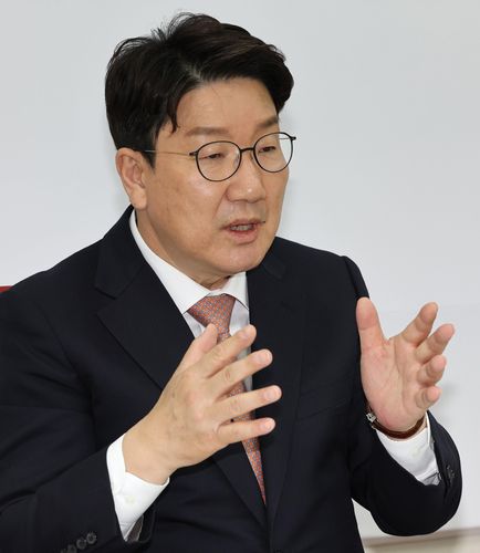 답변하는 권성동 신임 원내대표    (서울=연합뉴스) 백승렬 기자 = 국민의힘 권성동 신임 원내대표가 국회 원내대표실에서 연합뉴스와 인터뷰에서 질문에 답변하고 있다. 2022.4.10     srbaek@yna.co.kr