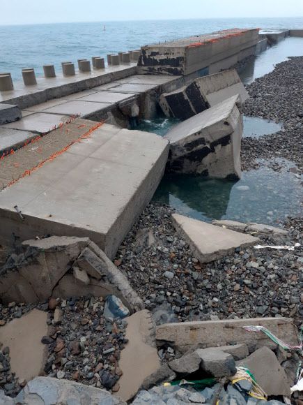 처참히 파손된 가거도 방파제 - 강풍을 동반한 제8호 태풍 ‘바비’가 지나간 27일 전남 신안군 흑산면 가거도항 방파제가 처참하게 파손돼 있다. 공사 중인 방파제가 강풍과 함께 밀어닥친 거센 파도를 견디지 못하고 힘없이 유실됐다.신안 연합뉴스