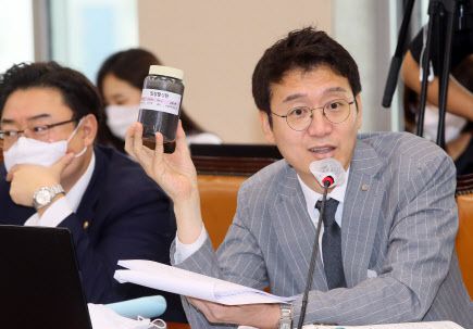 김웅 미래통합당 의원이 지난달 31일 국회 환경노동위원회 전체회의에서 ‘입상활성탄’을 보여주며 수돗물 유충 사태와 관련해 질의하고 있다. (사진=연합뉴스)