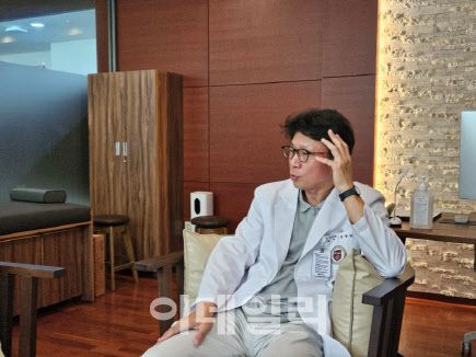 김종현 고려대 구로병원 신경외과 교수가 20일 이데일리와 만나 고영테크놀러지의 뇌 수술 의료로봇 ‘카이메로’를 활용한 수술에 대해 설명하고 있다. (사진=이데일리 나은경 기자)