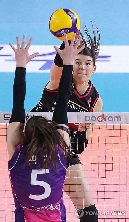 정관장 부키리치 공격(대전=연합뉴스) 류영석 기자 = 6일 대전 충무실내체육관에서 열린 2024-2025 V리그 여자프로배구 챔피언결정전 4차전 정관장 레드스파크스와 흥국생명 핑크스파이더스의 경기.     정관장 부키리치가 공격을 시도하고 있다. 2025.4.6 ondol@yna.co.kr