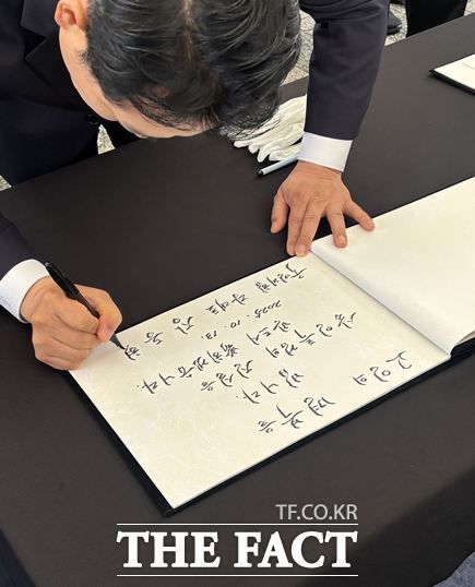 장동혁 국민의힘 대표가 13일 서울 여의도 국회 정문 인근 해태상 앞에 설치된 경기 양평군 공무원의 분향소에서 조문록을 작성하고 있다. /국회=이하린 기자