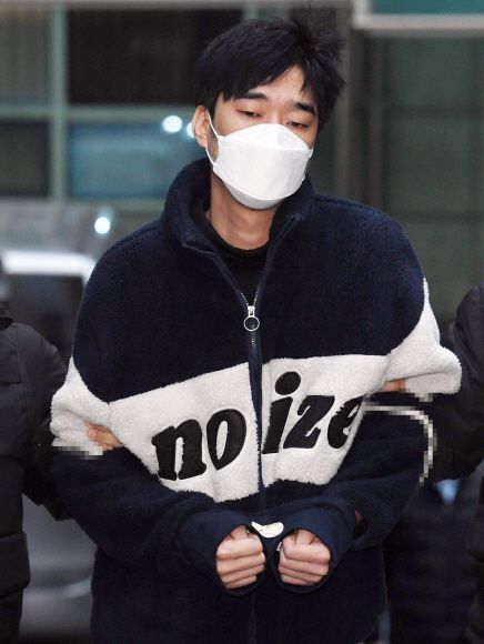 - 스토킹으로 경찰의 신변보호를 받던 전 여자친구를 살해한 김병찬이 29일 검찰로 송치되기 위해 서울 남대문경찰서를 나서고 있다. 2021.11.29 정연호 기자 tpgod@seoul.co.kr