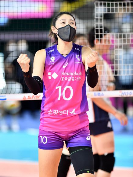 김연경이 13일 순천에서 열린 2022 KOVO컵대회 여자부 A조 조별리그 1차전에서 득점한 뒤 두 손을 불끈 쥐며 기뻐하고 있다. [KOVO 제공]