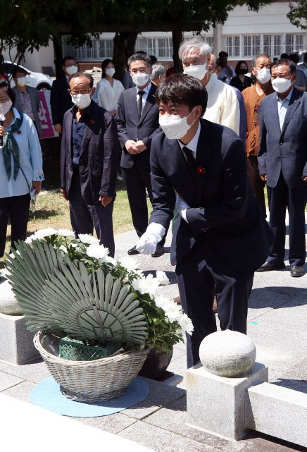 이준석 국민의힘 대표가 30일 오전 전남 순천시 여순사건 위령탑에서 헌화·분향하고 있다.(사진=연합뉴스)