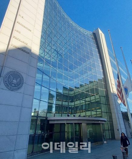 한 시민이 작년 11월29일(현지시간) 오전 미국 워싱턴 D.C.에 위치한 증권거래위원회(SEC) 앞을 지나가고 있다. (사진=최훈길 기자)