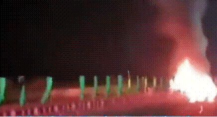 차량에서 불길이 치솟고 있다. /웨이보