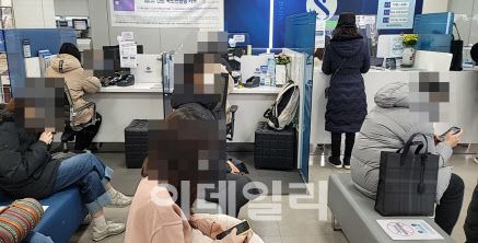 21일 오전 청년희망적금 가입 첫날 서울 양천구 소재 A은행 모습. 패딩 차림의 젊은 고객들이 눈에 띈다. (사진=황병서 기자)