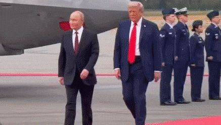 트럼프와 푸틴이 함께 걷는 동안 비행하는 B-2 스텔스 전략폭격기와 F-35 전투기 4대. /X(옛 트위터)