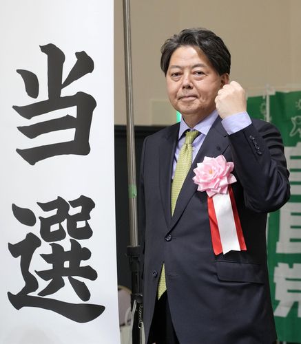 (야마구치 교도=연합뉴스) 지난달 31일 치러진 일본 중의원 선거(총선)에 자민당 공천(야마구치3구)을 받아 출마해 당선한 하야시 요시마사(林芳正·60) 전 문부과학상이 당선이 확정된 뒤 포즈를 취하고 있다.