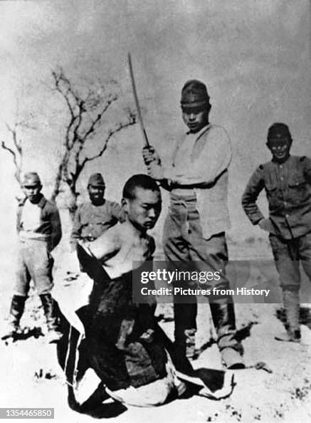 난징대학살: 중국인 참수하는 일본군[Pictures From History / Universal Images Group via Getty Images]