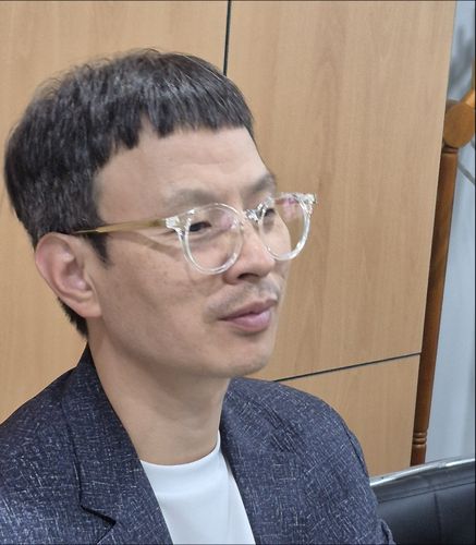 고아 청년들과 함께 연합뉴스와 인터뷰 중인 조윤환 고아권익연대 대표[윤근영 기자 촬영]