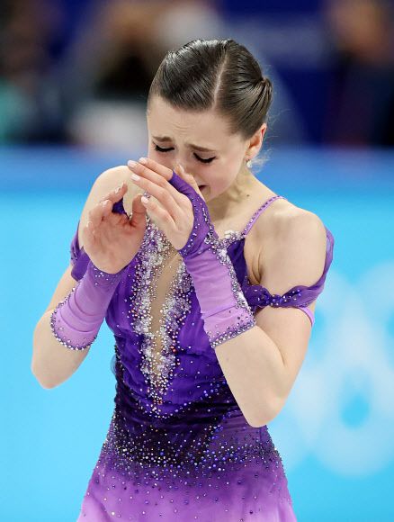 [올림픽] ‘도핑 파문’ 발리예바의 눈물 - 러시아올림픽위원회(ROC)의 카밀라 발리예바가 15일 오후 중국 베이징 캐피털 실내경기장에서 열린 2022 베이징 동계올림픽 피겨스케이팅 여자 싱글 쇼트 프로그램에 출전해 키릴 리히터의 ‘인 메모리엄’ 음악에 맞춰 연기를 마친 뒤 눈물을 흘리고 있다.     전날 스포츠중재재판소(CAS)는 도핑 위반 통보를 받은 러시아반도핑기구(RUSADA)가 발리예바의 징계를 철회한 것과 관련해 국제올림픽위원회(IOC), 세계반도핑기구(WADA), 국제빙상경기연맹(ISU)이 제기한 이의 신청을 기각했다. 2022.2.15 연합뉴스