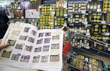 지난달 21일 서울 양재동 농협 하나로마트에 추석선물세트가 진영돼 있다. 연합뉴스 제공.