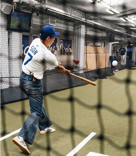 실내 훈련장에서 타격하는 손흥민[로스앤젤레스 다저스 인스타그램 캡처. 재판매 및 DB 금지]