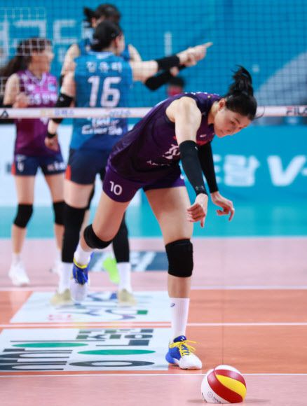 1일 오후 서울 장충체육관에서 열린 도드람 2020-2021 V리그 배구 여자부 흥국생명과 GS칼텍스의 경기에서 흥국생명 김연경이 블로킹에 막혀 실점하자 공을 코트에 세게 내리치고 있다.