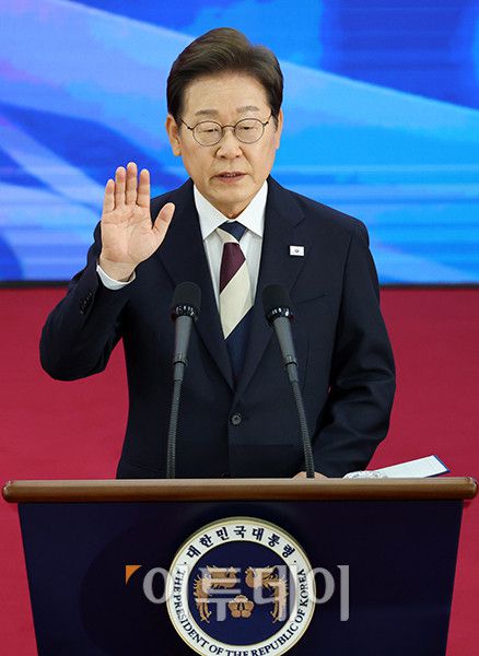 이재명 대통령이 4일 서울 여의도 국회 의사당 로텐더홀)에서 제21대 대통령 취임선서를 하고 있다. 국회사진기자단