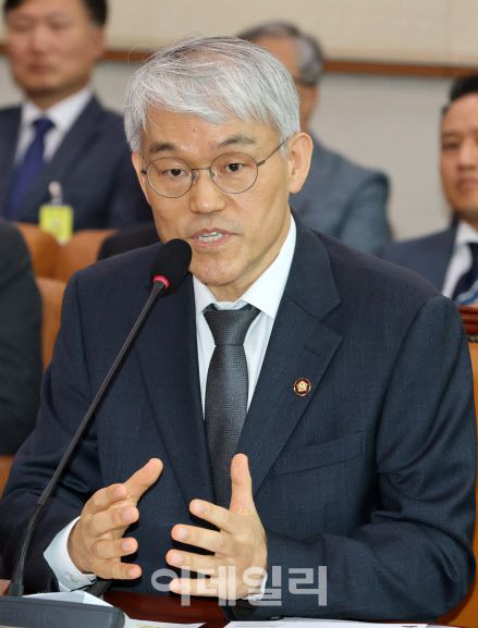 천대엽 대법원 법원행정처장이 14일 국회에서 열린 법제사법위원회 전체회의에서 의원들 질의에 답하고 있다. (사진=방인권 기자)